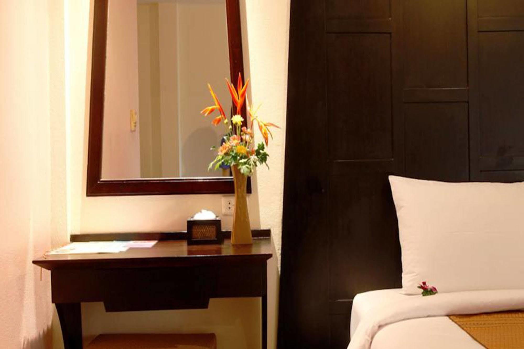 Patong Cottage Resort Bagian luar foto